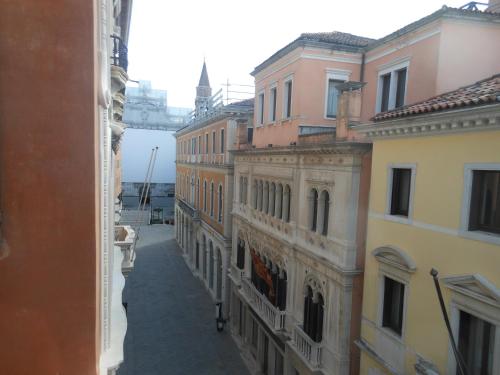 an alley between buildings with a bridge in the background at Appartamenti A San Marco in Venice