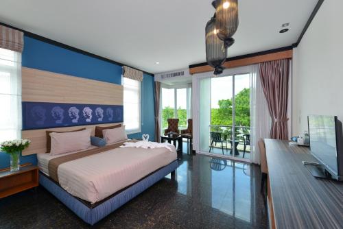 um quarto com uma cama grande e uma varanda em The River Scene em Krabi