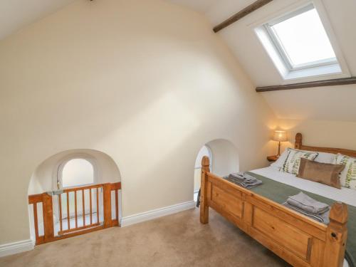Un dormitorio con una cama y una claraboya. en The Chapel, en Redcar