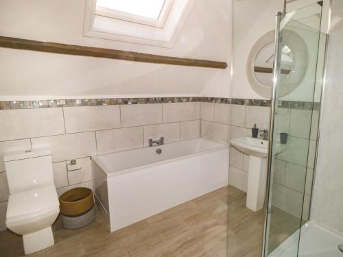 Un baño con bañera, inodoro y lavabo. en The Chapel, en Redcar