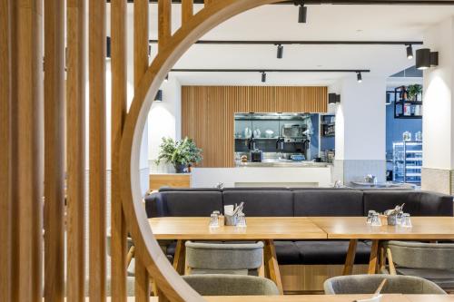 una sala da pranzo con tavoli e sedie in legno di Quay Perth a Perth