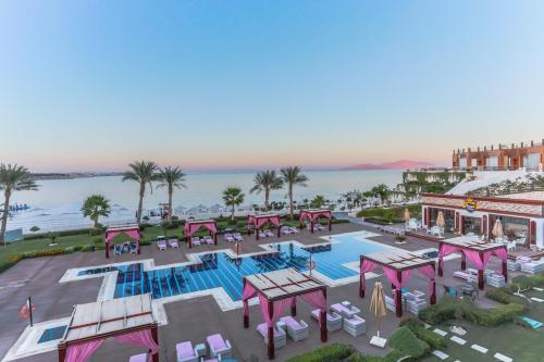 einen Luftblick auf ein Resort mit einem Pool in der Unterkunft Sunrise Arabian Beach Resort in Sharm El Sheikh