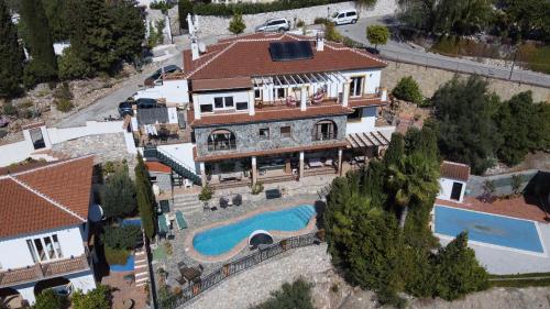 una vista aérea de una casa con piscina en Apartamentos Alma y Montaña, en Cómpeta