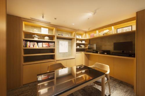 a living room with a table and chairs in it at Richmond Hotel Premier Kyoto Ekimae in Kyoto