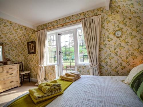 Un pat sau paturi într-o cameră la Foley's Cottage