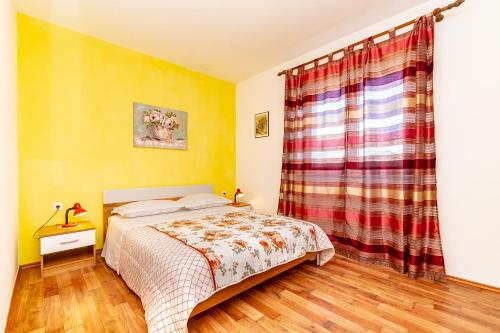 Un pat sau paturi într-o cameră la Apartments Peco