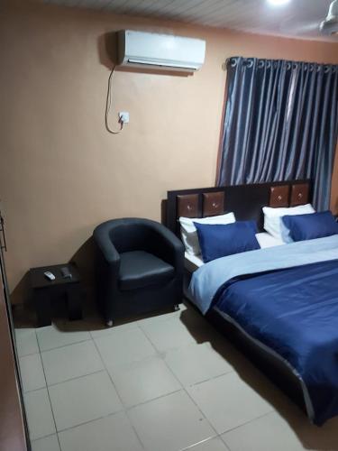 Ein Bett oder Betten in einem Zimmer der Unterkunft StayCation Suites And Apartment