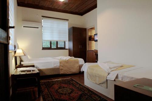 מיטה או מיטות בחדר ב-Kaleiçi Ozkavak Hotel