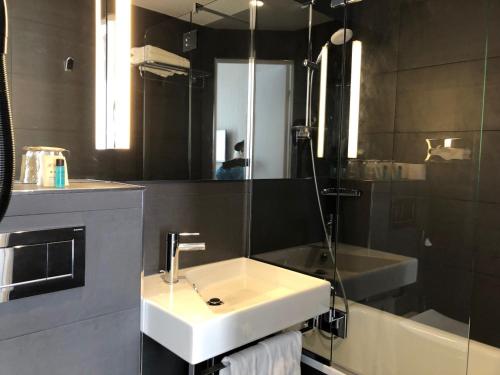 Bilik mandi di Hôtel Charing Cross