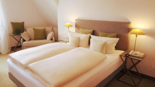 Una cama o camas en una habitación de Drahthammer Schlößl