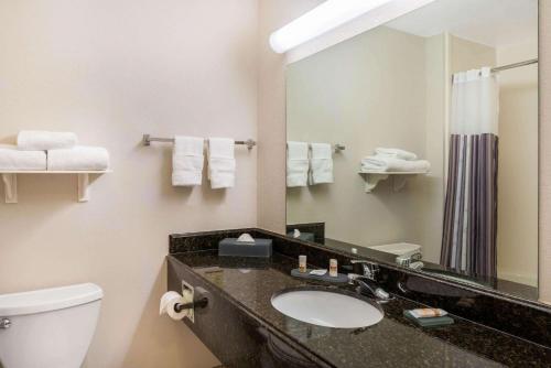 Bathroom sa La Quinta Inn and Suites Fort Myers I-75