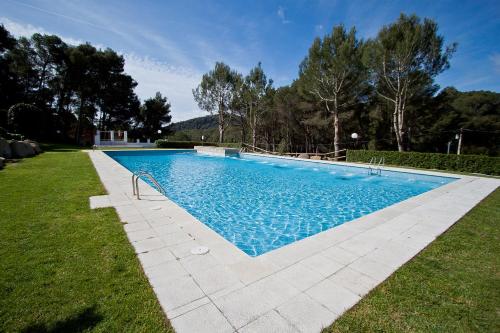 una piscina de agua azul en un patio en Sol Pins II - Moreno, en Tamariu