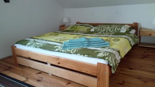 Un pat sau paturi într-o cameră la Kavárna Lucie s ubytováním