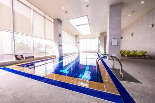 
a room with a lot of glass doors and a blue floor at Holiday Inn Gwangju, an IHG Hotel in Gwangju
