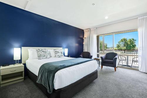 Un pat sau paturi într-o cameră la The Suites Ashburton
