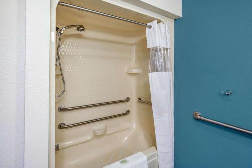 łazienka z prysznicem z zasłoną prysznicową w obiekcie Sleep Inn near Washington State Line w mieście Post Falls