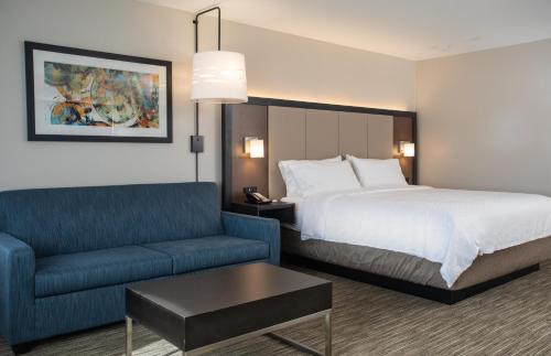 une chambre d'hôtel avec un lit et un canapé dans l'établissement Holiday Inn Express Prescott, an IHG Hotel, à Prescott