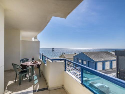 balcón con mesa, sillas y vistas al océano en Apartamento 306 en Marbella