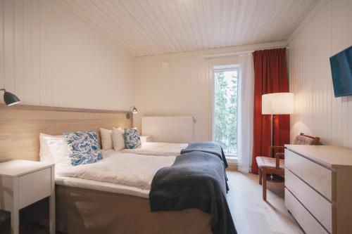 una camera con letto e finestra di Granö Beckasin a Granön
