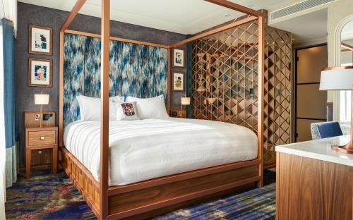 Cama ou camas em um quarto em NYX Hotel Dublin Christchurch