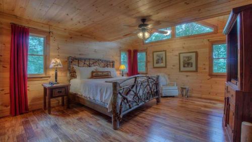 Un dormitorio con una cama en una cabaña de troncos en Above and Beyond, en Blue Ridge