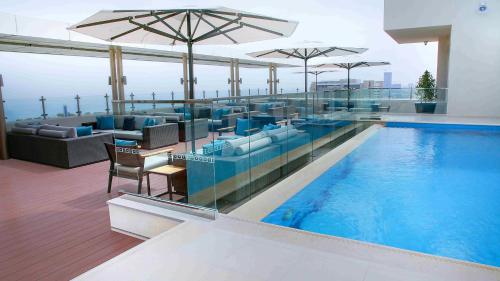Centro Corniche Al Khobar by Rotana في الخبر: فندق فيه مسبح فوق مبنى