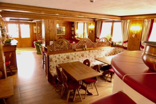 una sala da pranzo con tavolo e sedie di Dream Hotel a Macugnaga
