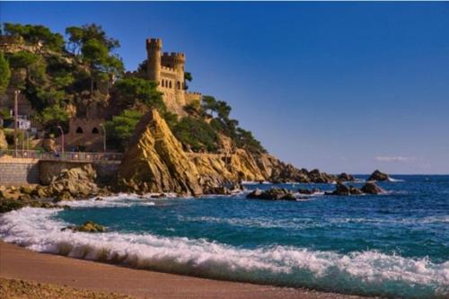 BEACH&POOL, Boutique Apartament with free parking, full equipped in Fenals Beach