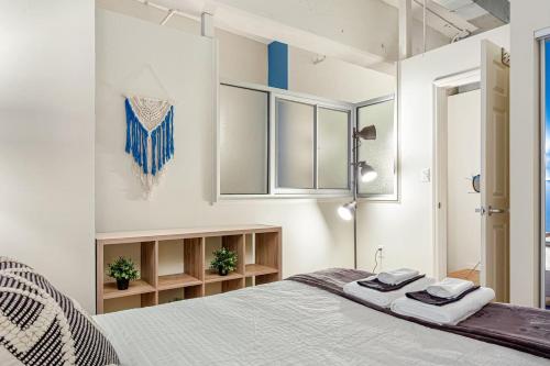 - une chambre blanche avec un lit et une fenêtre dans l'établissement 2BR Hip Downtown Apt + Apple TV + Wifi + Gym, à Durham