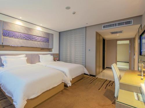 Un pat sau paturi într-o cameră la Lavande Hotel Wuhan Railway Station