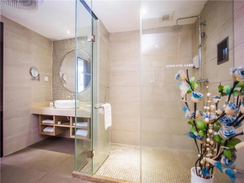 Et bad på Lavande Hotel Zhanjiang Guomao
