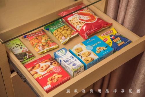 un tiroir rempli de différents types de nourriture sur une étagère dans l'établissement Lavande Hotel Dalian Malan square Metro Station, à Dalian