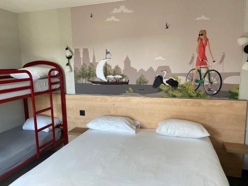 um quarto com dois beliches e um mural de uma rapariga numa bicicleta em KYRIAD DIRECT Orleans - La Chapelle St Mesmin em La Chapelle-Saint-Mesmin