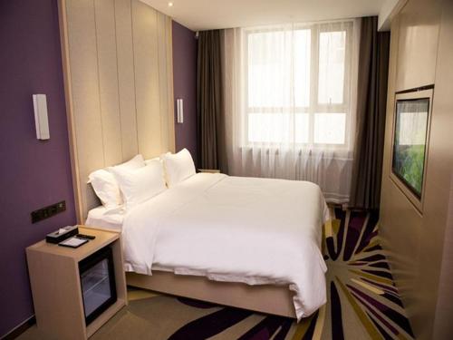 Un ou plusieurs lits dans un hébergement de l'établissement Lavande Hotel Beijing Changping Government Street