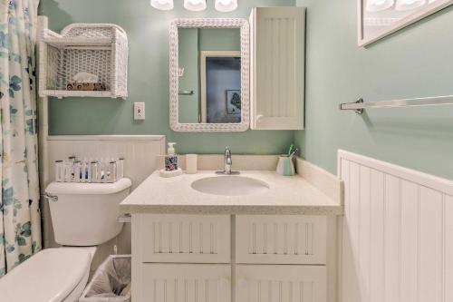 Ένα μπάνιο στο Close to Beach and Coligny Plaza Hilton Head Condo!