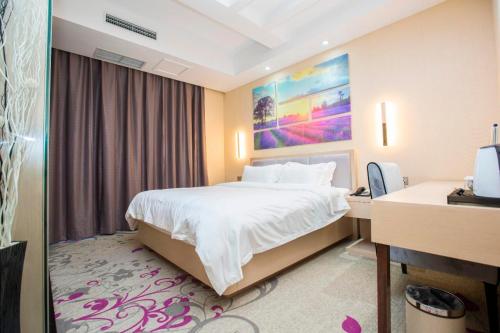Habitación de hotel con cama y escritorio en Lavande Hotels·Dalian Xinghai Park en Dalian