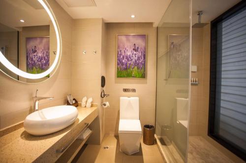 ein Badezimmer mit Waschbecken und Dusche in der Unterkunft Lavande Hotels·Guilin MixC in Guilin