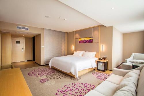 ein Hotelzimmer mit einem Bett und einer Couch in der Unterkunft Lavande Hotels·Guilin MixC in Guilin