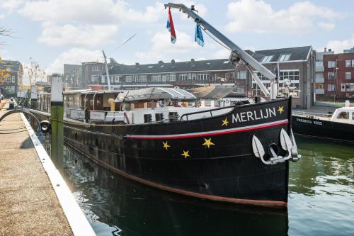 
a large boat is docked in a harbor at Boat Hotel Merlijn in Dordrecht
