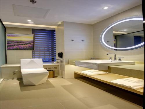 A bathroom at Lavande Hotel Chengdu Dafeng Shixi Park Subway Station