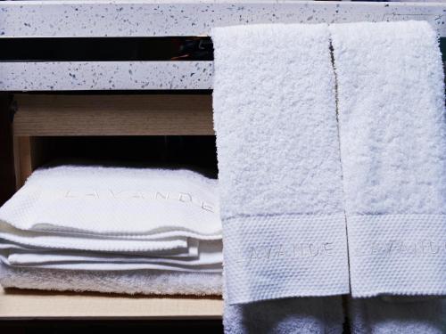 a couple of towels sitting on a shelf at Lavande Hotel Xi'an Bell Tower in Xi'an