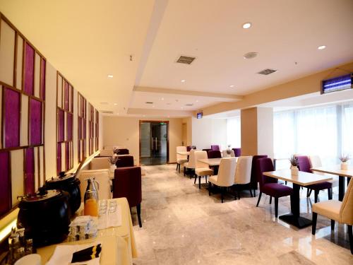 a restaurant with tables and chairs in a room at Lavande Hotel Xi'an Bell Tower in Xi'an