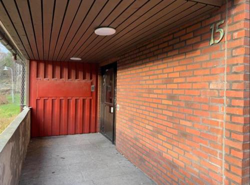 哥特堡的住宿－megness，红门砖墙建筑