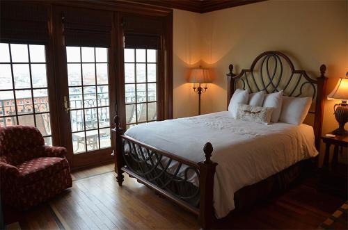 A bed or beds in a room at The Flanders Hotel