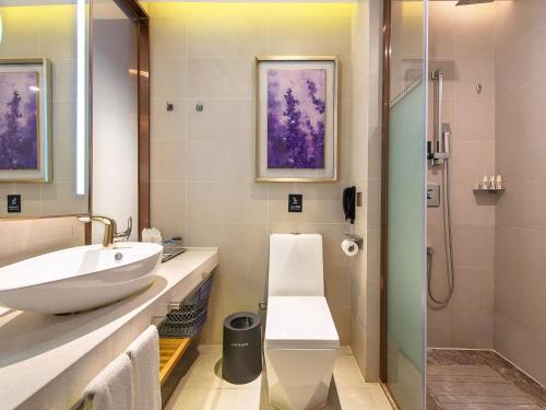 a bathroom with a sink and a toilet and a shower at Lavande Hotels·Guangzhou Beijing Road Pedestrian Street Haizhu Square Metro Station in Guangzhou