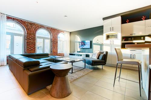 a living room filled with furniture and a kitchen at Les Lofts St-Joseph by Les Lofts Vieux-Québec in Quebec City
