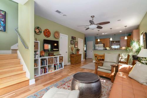 una sala de estar con un sofá y una mesa en The Forest, en Austin