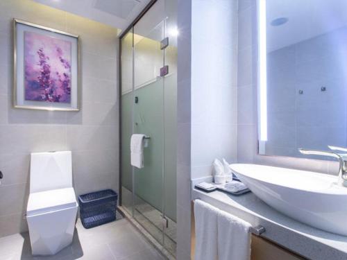 Ett badrum på Lavande Hotel Suzhou Dushu Lake Gaojiao District