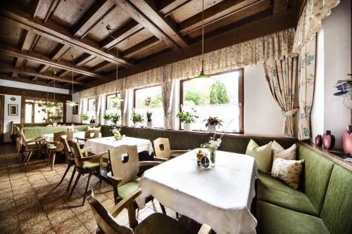 Kraners Alpenhof BIO Bed and Breakfast Pension tesisinde bir restoran veya yemek mekanı
