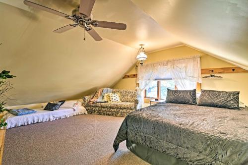 1 dormitorio con 1 cama y ventilador de techo en Honey House Cabin - A Quiet Countryside Retreat!, en Nappanee
